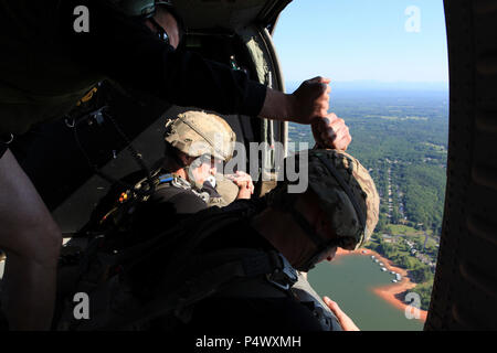 Le sergent de l'armée américaine. 1re classe David Cheney, un instructeur des Rangers et Jumpmasterwith le 5e Bataillon (5e formation de Rangers RTB), Camp Merrill, Dahlonega, GÉORGIE, reconnaît un parachutiste est prête à aller pendant les opérations aéroportées du Lac Lanier, GA, le 9 mai 2017. 5ème RTB effectue une opération aéroportée délibérée afin de maintenir les compétences dans cette mission essentielle. ( Banque D'Images