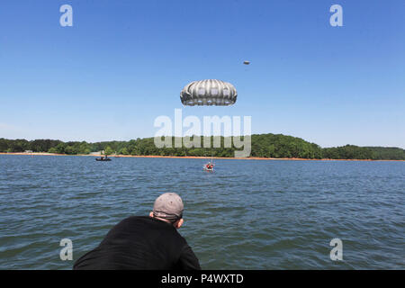 Un parachutiste avec le 5e Bataillon (5e formation de Rangers RTB), Camp Merrill, Dahlonega, GA, des terres dans l'eau après la sortie de l'armée américaine un UH-60 Blackhawk hélicoptère pendant les opérations aéroportées du Lac Lanier, GA, le 9 mai 2017. 5ème RTB effectue une opération aéroportée délibérée afin de maintenir les compétences dans cette mission essentielle. ( Banque D'Images