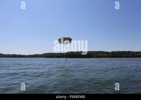 Un parachutiste avec le 5e Bataillon (5e formation de Rangers RTB), Camp Merrill, Dahlonega, GA, des terres dans l'eau après la sortie de l'armée américaine un UH-60 Blackhawk hélicoptère pendant les opérations aéroportées du Lac Lanier, GA, le 9 mai 2017. 5ème RTB effectue une opération aéroportée délibérée afin de maintenir les compétences dans cette mission essentielle. ( Banque D'Images