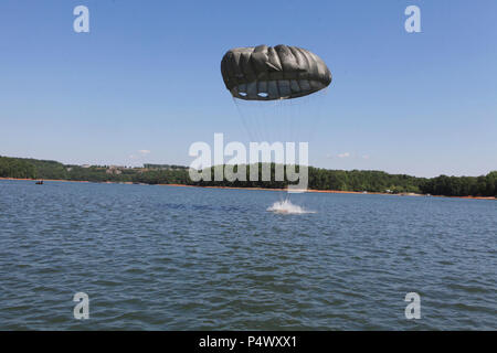 Un parachutiste avec le 5e Bataillon (5e formation de Rangers RTB), Camp Merrill, Dahlonega, GA, des terres dans l'eau après la sortie de l'armée américaine un UH-60 Blackhawk hélicoptère pendant les opérations aéroportées du Lac Lanier, GA, le 9 mai 2017. 5ème RTB effectue une opération aéroportée délibérée afin de maintenir les compétences dans cette mission essentielle. ( Banque D'Images