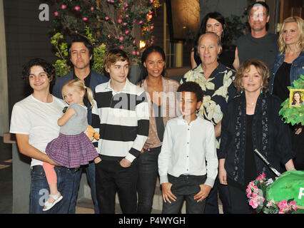 Max Burkholder, Ray Romano, Miles Heizer, Joy Bryant, Tyree Brown, Craig T. Nelson, Bonnie, Lauren Graham Miruru-Sensei, Peter Krause, à la parentalité à la 100e épisode Stade 43 Lot Universel le 7 novembre, 2014 à Los Angeles.Max Burkholder, Ray Romano, Miles Heizer, Joy Bryant, Tyree Brown, Craig T. Nelson, Bonnie, Lauren Graham Miruru-Sensei, Peter Krause, Monica Potter, Sam Jaeger, Erika Christensen, Savannah Paige Rae, 166 cas à Hollywood Life - Californie, Red Carpet Event, USA, Cinéma, Célébrités, photographie, Bestof, Arts, Culture et divertissement, Célébrités Topix fashion, Best of, H Banque D'Images