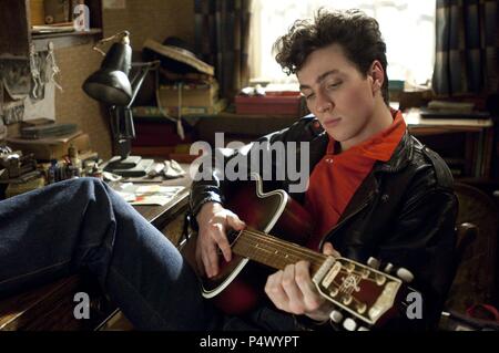 Titre original : NOWHERE BOY. Titre en anglais : NOWHERE BOY. Directeur du film : SAM TAYLOR WOOD. Année : 2009. Stars : AARON TAYLOR-JOHNSON. Credit : ESCOSE/FILM4/UK Film Council/AVER MEDIA/NORTH WEST VISION / Album Banque D'Images