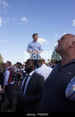 Rowdy foule applaudir les chevaux sur le côté de l'hippodrome au cours de Royal Ascot cup Banque D'Images