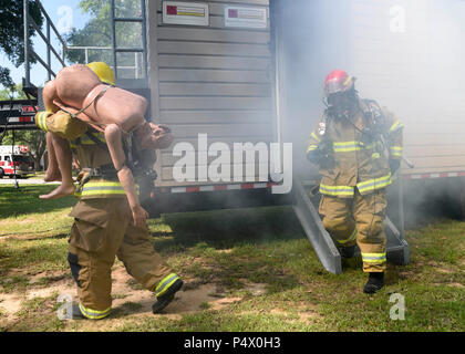 Mademoiselle (10 mai 2017) Les pompiers déposer un mannequin de formation à partir d'une remorque de fumer pendant le HURREX/Citadelle Gale 2017 exercice dans le logement de base à bord de la base aéronavale de Meridian. HURREX/Citadelle Gale 2017 est un exercice annuel qui prépare la Marine pour répondre aux menaces climatiques défavorables dans les régions côtières des États-Unis, et de maintenir la capacité à déployer des forces, même dans les pires conditions météorologiques. Banque D'Images