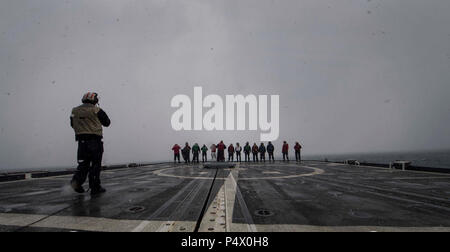 Mer de Norvège (9 mai 2017) Les marins à bord de la classe Ticonderoga croiseur lance-missiles USS Leyte Gulf (CG 55) réaliser un objet étranger à pied les débris vers le bas le 9 mai 2017. Le Golfe de Leyte mène des opérations navales dans la sixième flotte américaine zone d'opérations à l'appui de la sécurité nationale des États-Unis en Europe. Banque D'Images