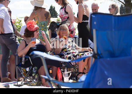 Paire de dames mature woman sitting in the Windsor enclos au Ascot races bénéficiant de Pimms journée ensoleillée Banque D'Images