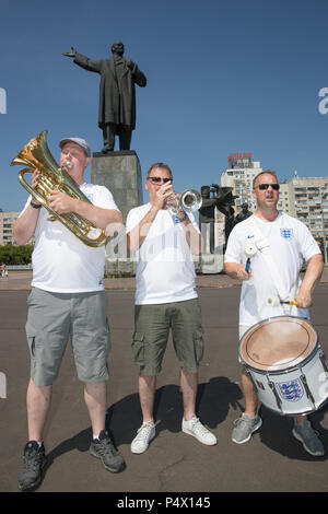 (De gauche à droite) Steve Wood 54 Hemmingham 55, John et Steve Homes 47 de la bande de l'Angleterre dans la Place Lénine, Nijni-novgorod en avance de l'Angleterre de la deuxième du groupe G de la Coupe du monde jeu de la Coupe du Monde de la FIFA 2018 en Russie. Banque D'Images