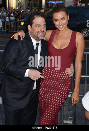 Irina Shayk et Brett Ratner - directeur à l'Hercules première au théâtre chinois de Grauman à Los Angeles. Irina Shayk et Brett Ratner - directeur 153 ------------- Red Carpet Event, Vertical, USA, Cinéma, Célébrités, photographie, Bestof, Arts, Culture et divertissement, Célébrités Topix fashion / Vertical, Best of, événement dans la vie d'Hollywood, Californie - Tapis rouge et en backstage, USA, Cinéma, Célébrités, cinéma, télévision, Célébrités célébrités musique, photographie, Arts et culture, Bestof, divertissement, Topix trois quarts, vertical, une personne, à partir de l'an , Banque D'Images