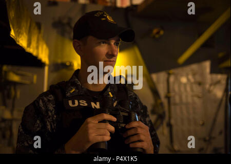 Haïfa, Israël (9 mai 2017) Ensign Tanner, Hudson de Littleton, Colorado, monte la garde à bord de la classe Arleigh Burke destroyer lance-missiles USS Ross (DDG 71) au cours d'un service dans le port de Haïfa, Israël, le 9 mai 2017. Ross, l'avant-déployé à Rota, Espagne, mène des opérations navales dans la sixième flotte américaine zone d'opérations à l'appui de la sécurité nationale des États-Unis en Europe et en Afrique. Banque D'Images