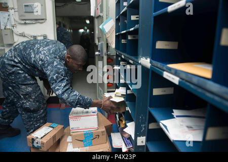 Washington (10 mai 2017) Spécialiste en logistique 2e classe Jerrell Lewis, d'Athènes, Géorgie, trie le courrier dans l'USS JOHN C. STENNIS (CVN 74) bureau de poste. John C. Stennis mène une disponibilité progressive prévue (PIA) au chantier naval de Puget Sound et l'Installation de maintenance de niveau intermédiaire, au cours de laquelle le navire est soumis à des activités de maintenance et de mise à niveau. Insignes ont été floue pour des raisons de sécurité. Banque D'Images