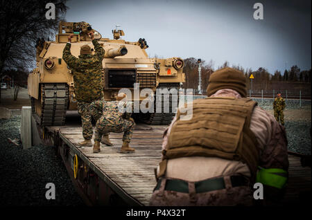 Les Marines américains avec 2e Bataillon de soutien du transport, de la logistique de combat 2, 2e Régiment de Marine Logistics Group, chargement d'un M1A1 Abrams tank sur un wagon en enfer, la Norvège, le 9 mai 2017. L'équipement a été chargé sur un wagon avec une rampe construite pour tester son efficacité au cours de la mobilité stratégique Exercice 17 (STRATMOBEX). STRATMOBEX Marines et des Norvégiens a donné un aperçu de la réaction de la logistique calendrier pour les opérations futures de la région. Banque D'Images