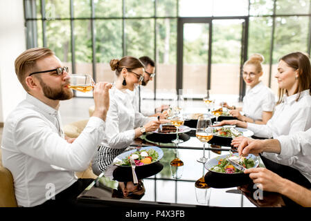 Les gens d'affaires au cours d'un déjeuner au restaurant Banque D'Images