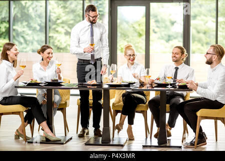 Les gens d'affaires au cours d'un déjeuner au restaurant Banque D'Images