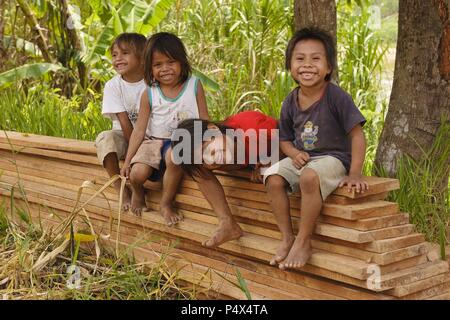 Les enfants de l'Ese Ejas communauté indigène. Parc National Bahuaja Sonene. Madre de Dios Departament. Le Pérou. Banque D'Images