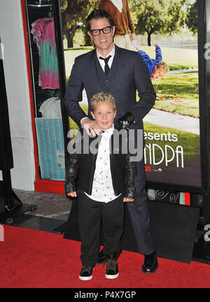 Johnny Knoxville, Jackson Nicoll au mauvais GranPa Première au TLC Chinese Theatre de Los Angeles.Johnny Knoxville, Jackson Nicoll 133 cas à Hollywood Life - Californie, Red Carpet Event, USA, Cinéma, Célébrités, photographie, Bestof, Arts, Culture et divertissement, Célébrités, Mode Topix Meilleur de Hollywood, la vie, événement dans la vie d'Hollywood, Californie - Tapis rouge et en backstage, cinéma, télévision, célébrités, célébrités de la musique, des acteurs du Topix même film en salle, et la star ensemble. enquête de crédit, tsuni@Gamma-USA.com Tsuni / USA, 2013 - Groupe, télévision et film cast Banque D'Images