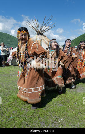 Groupe de femmes en tenue nationale autochtone du Kamchatka danse expression près de yaranga. Banque D'Images