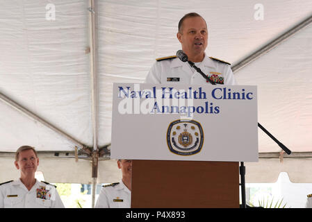 ANNAPOLIS, Maryland (10 mai 2017) Arrière Adm. Terry Moulton, chef adjoint et sous-chef, Bureau de la médecine et chirurgie, prononce une allocution lors de la clinique de santé navale Annapolis Ouverture officielle. La nouvelle clinique allie les plus récentes technologies des soins de santé avec une conception respectueuse de l'environnement pour maintenir les plus de 14 000 patients, y compris la brigade de l'Académie de la marine américaine de l'aspirant-prêt, sain et dans l'emploi. Banque D'Images