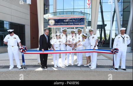 ANNAPOLIS, Maryland (10 mai 2017) De gauche à droite : M. Chris Jarling, vice-président et directeur général, Turner Construction ; Capitaine Vince Baker, commandant de la base navale américaine ; le capitaine Michael B. McGinnis, commandant, Clinique de santé navale Annapolis ; Vice-Adm. Walter E. "Ted" Carter Jr., surintendant, United States Naval Academy ; Adm arrière. Terry Moulton, chef adjoint et sous-chef, Bureau de la médecine ; Adm arrière. Anne M. Swap, commandant de la Marine, de l'est médecine et le Capt Nick joyeux, agent de Travaux publics de l'Académie Navale de participer à une cérémonie à la N Banque D'Images