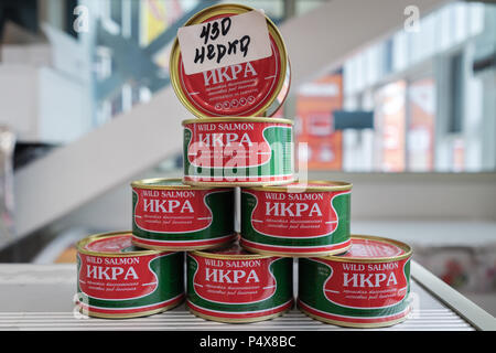 Lot de boîtes en fer caviar salé en conserve saumon sockeye sauvage du Pacifique granulaire ou poisson Saumon rouge avec prix sur le marché aux poissons au compteur Banque D'Images