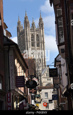 Ville de Canterbury, Angleterre. Shop fronts sur Canterbury's Butchery Lane, avec la Cathédrale de Canterbury's Harry Bell Tower en arrière-plan. Banque D'Images