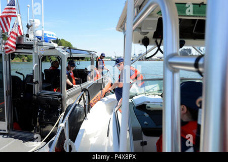 Un boatcrew à bord d'un 29 pieds de Boat-Small Réponse II apporte un navire remorqué dans un remorquage d'exercices sur le côté au cours de la rivière Willamette à Portland, Ore., dans le cadre de l'embarcation Long de deux semaines organisé par le Collège de la Garde côtière, Portland, 10 mai 2017. Le patron d'ordre est un cours intensif conçu pour donner aux membres de la réserve de la Garde côtière canadienne une occasion d'apprendre des techniques, des compétences et de construire des compétences dans la gestion d'un équipage et d'exploitation d'un bateau. La Garde côtière américaine Banque D'Images