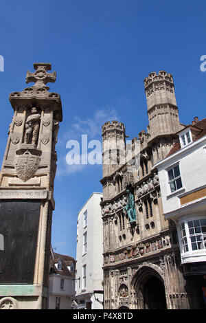 Ville de Canterbury, Angleterre. Le mémorial de guerre de Canterbury au marché du beurre, avec la Cathédrale de Christchurch la porte dans l'arrière-plan. Banque D'Images