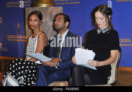 Zoe Saldana, Aziz Ansari, Olivia Wilde au Golden Globes 2013 Nominations au Beverly Hilton à Los Angeles.Zoe Saldana, Aziz Ansari, Olivia Wilde 022 cas à Hollywood Life - Californie, Red Carpet Event, USA, Cinéma, Célébrités, photographie, Bestof, Arts, Culture et divertissement, Célébrités, Mode Topix Meilleur de Hollywood, la vie, événement dans la vie d'Hollywood, Californie - Tapis rouge et en backstage, cinéma, télévision, célébrités, célébrités de la musique, des acteurs du Topix même film en salle, et la star ensemble. enquête de crédit, tsuni@Gamma-USA.com Tsuni / USA, 2013 - Groupe, plat Banque D'Images