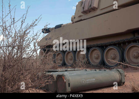 OROGRANDE, Nouveau Mexique-soldats affectés au 4e Bataillon du 27e Régiment d'artillerie, 2e Brigade Combat Team, 1st Armored Division place 155 mm boyaux ronde à côté d'un M109A6 Paladin cannon artillery système pendant le fer peut se concentrer sur la formation10 site ici. Focus 17 IIron permet au commandant de la formation focus le leadership, la formation, et des ressources sur l'amélioration de l'annonce 2-1 préparation au combat et les opérations à l'échelle mondiale au cours de leur transition d'un Training and Doctrine Command à Forces Command. ( Banque D'Images