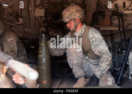 La CPS. Kyle Cavalier, d'artilleur attribué à la batterie C., 4e Bataillon, 27e Régiment d'artillerie, 2e Brigade Combat Team, 1st Armored Division prépare pour charger un tour d'artillerie dans la violation d'un M109A6 Paladin cannon artillery système pendant le fer Focus 10 mai à le site de formation ici. Fer à Repasser Focus 17 permet au commandant de la formation focus le leadership, la formation, et des ressources sur l'amélioration de l'annonce 2-1 préparation au combat et les opérations à l'échelle mondiale au cours de leur transition d'un Training and Doctrine Command à Forces Command. ( Banque D'Images