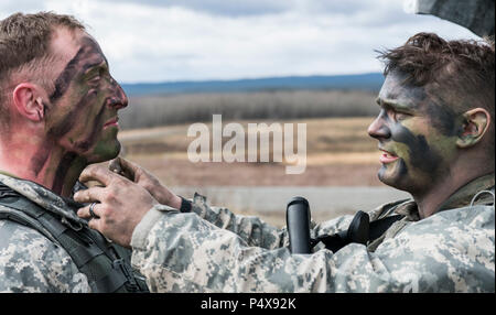 Les membres du 6e bataillon du génie de la Brigade d'infanterie, 4e Brigade Combat Team (Airborne), 25e Division d'infanterie tactique appliquer la peinture pour le visage avant l'agression de tir réel 10 Mai 2017 Formation à Donnelly Domaine de formation, l'Alaska. (L'Armée Banque D'Images