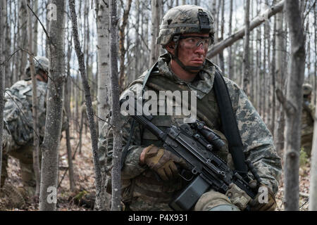 Une machine gunner avec le 6e bataillon du génie de la Brigade d'infanterie, 4e Brigade Combat Team (Airborne), 25e Division d'infanterie, attend que l'ordre de se déplacer à un autre poste de tir réel au cours de la formation d'assaut le 10 mai 2017 à Donnelly Domaine de formation, l'Alaska. (L'Armée Banque D'Images