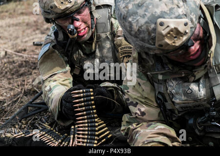 Les mitrailleurs avec le 6e bataillon du génie de la Brigade d'infanterie, 4e Brigade Combat Team (Airborne), 25e Division d'infanterie, maintenir le feu constant au cours de l'agression de tir réel 10 Mai 2017 Formation à Donnelly Domaine de formation, l'Alaska. (L'Armée Banque D'Images