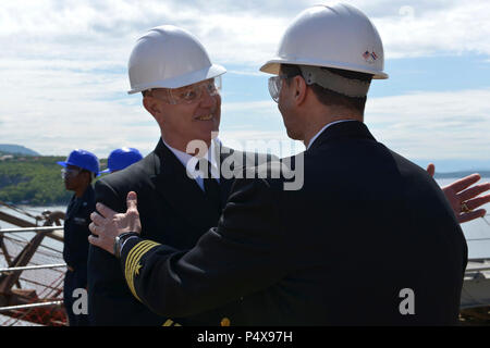 RIJEKA, Croatie (10 mai 2017) Vice-amiral. Christopher Grady, commandant de la sixième flotte américaine, est accueilli par le capitaine Kavon Hakimzadeh, commandant de l'Blue Ridge-class et de contrôle, le USS Mount Whitney (LCC 20), à bord du navire au chantier naval Viktor Lenac à Rijeka, Croatie. Le Mont Whitney, la sixième flotte américaine navire de commandement et de contrôle, l'avant est déployée pour Gaeta, Italie, de l'exploitation d'un équipage de marins de la Marine américaine et militaire Commande de transport maritime Les marins du service civil. Banque D'Images