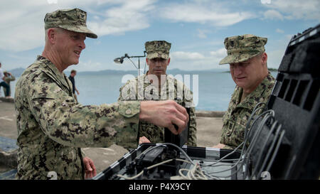 Le Capitaine de vaisseau américain Robert Baughman, gauche, le Maître de 2Timothée Plummer et Master Chief Petty Officer Michael Wilkins examiner le contrôle radio de détonateurs au cours d'une construction sous-marine Plongée de démolition à l'appui de Balikatan 2017 à Port LIPI à Ormoc City, Leyte, le 10 mai 2017. La démolition de la formation prépare l'armée américaine et les Forces armées des Philippines pour nettoyer les débris dans les ports et d'ouvrir des lignes d'alimentation pour les victimes de catastrophes naturelles et de crises. Travaux de démolition sous-marine peut aider les forces américaines et Philippines offrir de l'aide humanitaire et des opérations de secours e Banque D'Images