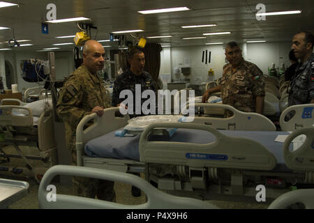 Le brig. Le général Jeffrey Kramer, général commandant de l'Armée Centre conjoint des opérations/Forces-Jordan tours l'USS Bataan établissement médical. Lion avide est un exercice annuel le Commandement central américain en Jordanie visant à renforcer les relations militaires entre les Etats-Unis, la Jordanie et d'autres partenaires internationaux. La nouvelle édition se compose d'environ 7 200 militaires provenant de plus de 20 nations qui permettra de répondre aux scénarios impliquant la sécurité des frontières, de commandement et de contrôle, de la cyberdéfense et de la gestion de l'espace de combat. Banque D'Images