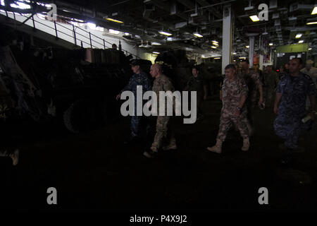 Le brig. Le général Jeffrey Kramer, général commandant de l'Armée Centre conjoint des opérations/Forces-Jordan tours l'USS Bataan établissement médical. Lion avide est un exercice annuel le Commandement central américain en Jordanie visant à renforcer les relations militaires entre les Etats-Unis, la Jordanie et d'autres partenaires internationaux. La nouvelle édition se compose d'environ 7 200 militaires provenant de plus de 20 nations qui permettra de répondre aux scénarios impliquant la sécurité des frontières, de commandement et de contrôle, de la cyberdéfense et de la gestion de l'espace de combat. Banque D'Images