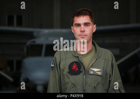 Le sergent du Corps des Marines des États-Unis. Lee Bennett reçoit le prix Paul G. Vess Marine avionique de l'année lors de Futenma Marine Corps Air Station, Okinawa, Japon, le 21 avril 2017. Le Marine Corps Aviation Association décerné Bennett pour son travail dans la réparation du câblage électrique dans le système d'avionique pour le V-22 Osprey. "J'ai reçu le prix mais nous avons un très bon groupe de gars ce résultat," a déclaré M. Bennett. Bennett, originaire de Havelock, Caroline du Nord, est un V-22 technicien en avionique avec Marine d'inclinaison moyenne 265 Escadron du rotor, Marine Aviation Escadron Logistique, 36 aéronefs maritimes Groupe 36, 1er Ma Banque D'Images