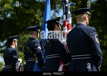 La 70e renseignement, surveillance et reconnaissance de la base de l'aile sur la garde d'honneur des aviateurs se préparer à présenter des armes pendant l'BARON 52 Cérémonie de dépôt de gerbes 10 Mai, 2017. Banque D'Images