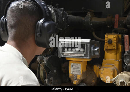 Alegria-Vasquez Senior Airman Adrian, 407e Escadron expéditionnaire de préparation logistique, pétroliers et lubrifiants vol du carburant, de l'opérateur de distribution documents les gallons de diesel livrée à un client le 10 mai 2017, dans le sud-ouest de l'Asie. Les techniciens de combustible maintenir toutes les substances POL, de diesel et d'essence pour le carburant et l'oxygène liquide. Ces matériaux jouent un rôle essentiel dans la prestation airpower à la lutte contre l'ISIS. L'équipe du 407e groupe expéditionnaire aérienne fournit le carburant pour le Corps des Marines américains, italiens et polonais de l'aviation. Banque D'Images