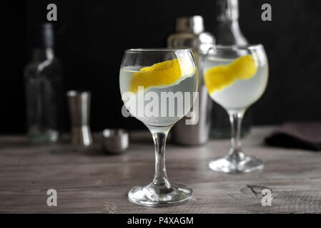 Cocktail Gin Fizz avec le citron, le concombre, le romarin et la glace. Gin Tonic ou vrille sur fond noir, copiez l'espace. Banque D'Images