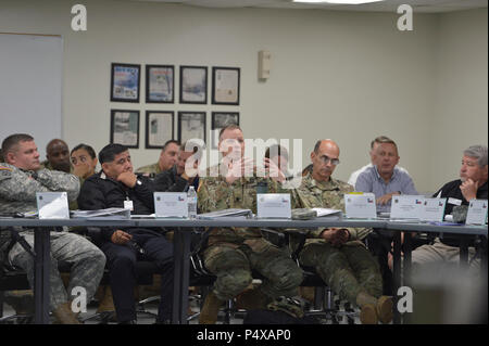 Le lieutenant-colonel Robert Eason, Directeur des opérations au département militaire du Texas, explique la planification et la coordination des biens du ministère militaire du Texas l'intégration dans un plan de l'état à l'assemblée annuelle de l'ouragan la répétition de la notion au camp de forage Mabry à Austin, Texas, Mai 10th, 2017. Banque D'Images