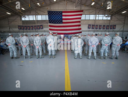 Les commandos de l'air avec l'Air Force Special Operations Air Warfare Center stand en formation avant la 492e cérémonie d'activation de l'Escadre d'opérations spéciales à Hurlburt Field, en Floride, le 10 mai 2017. L'indicateur pour le 492e SOW remonte à la DEUXIÈME GUERRE MONDIALE quand la 801st Groupe de bombardement a été créé au domaine Harrington, en Angleterre, en septembre 1943. Près d'un an plus tard, il sera dorénavant désigné sous le nom de 492e Groupe de bombardement, une couverture pour leur mission secrète Coopération Carpetbagger. Banque D'Images