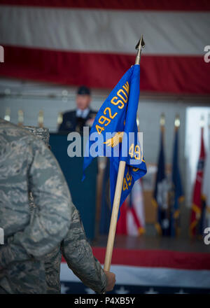 Le Colonel Nathan Green, commandant de la 492e Escadre d'opérations spéciales, parle au cours d'une cérémonie d'activation à Hurlburt Field, en Floride, le 10 mai 2017. L'indicateur pour le 492e SOW remonte à la DEUXIÈME GUERRE MONDIALE quand la 801st Groupe de bombardement a été créé au domaine Harrington, en Angleterre, en septembre 1943. Près d'un an plus tard, il sera dorénavant désigné sous le nom de 492e Groupe de bombardement, une couverture pour leur mission secrète Coopération Carpetbagger. Banque D'Images