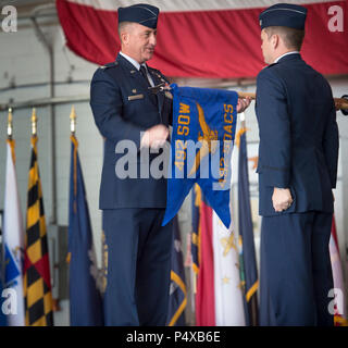 Le Colonel Nathan Green, commandant de la 492e Escadre d'opérations spéciales, active le 492e Escadron d'opérations spéciales capacité avancée lors d'une cérémonie d'activation à Hurlburt Field, en Floride, le 10 mai 2017. Green est nommée lieutenant-colonel Mathieu Laurentz comme commandant de la 492e SOACS. Banque D'Images