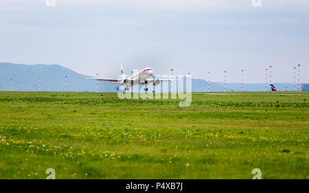 La Russie, Vladivostok, 05/26/2017. Avion de passagers Tupolev Tu-204-100B de l'entreprise Air Koryo (Corée du Nord) prend son envol. Banque D'Images