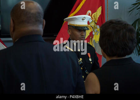 Le sous-lieutenant Mitchell Harrison se trouve à la position de l'attention au cours de sa cérémonie de mise en service à l'Embry-Riddle Aeronautical University's College of Business à Daytona Beach, Floride, le 10 mai 2017. La cérémonie célébrée Harrisons' commission comme sous-lieutenant dans le Corps des Marines. Harrison a terminé le long de 10 semaines à l'École des aspirants et se prépare à partir pour l'école de base en juillet 2017. Banque D'Images