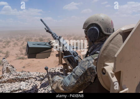 Un soldat affecté au 1er Escadron, 1e régiment de cavalerie, 2e Brigade Combat Team, 1st Armored Division prépare pour un exercice de tir réel dans un M1A2 Abrams tank dans les secteurs d'entraînement près de Fort Bliss, Orogrande N.M pendant Fer à Repasser Focus 17 Mai 10, 2017. Fer à Repasser Focus 17 formations permet au commandant de l'accent sur le leadership, la formation, et des ressources sur l'amélioration de l'annonce 2-1 préparation au combat et les opérations à l'échelle mondiale au cours de leur transition d'un Training and Doctrine Command commande aux forces américaines. L'Armée américaine Banque D'Images