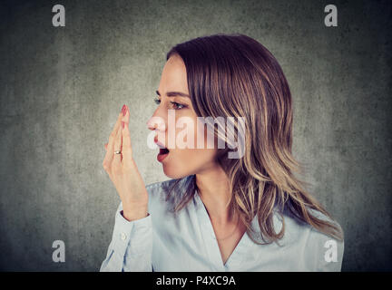 Femme d'un test respiratoire. Banque D'Images