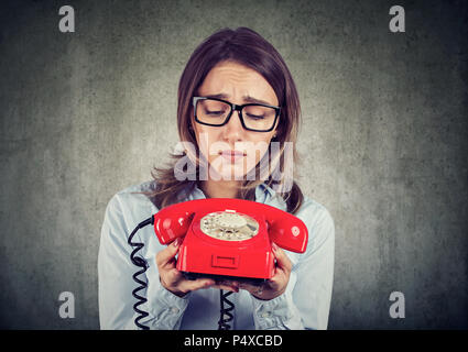 Désespéré triste business woman en attente d'un appel téléphonique Banque D'Images