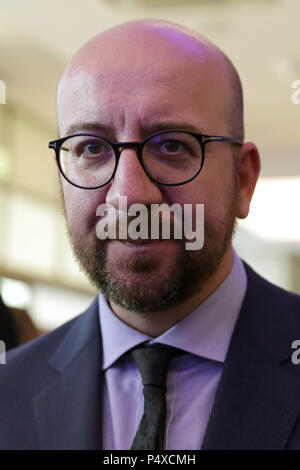 Sofia, Bulgarie - 16 mai 2018 : Premier Ministre de Belgique Charles Michel s'occupe d'une exposition de peinture dans un immeuble d'affaires à Sofia. Banque D'Images